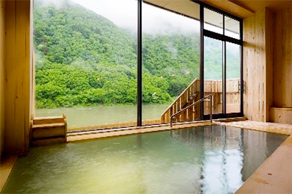 最上川を望む総檜造りの風呂