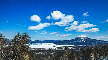 雄阿寒岳と阿寒湖（イメージ）